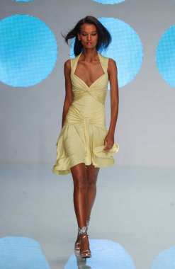 PARIS FRANCE - 12 Ekim 2003 Valentino hazır giyim defilesinin Model Yürüyüş defilesi defilesi Paris Yaz 2004 moda haftası boyunca. Paris,