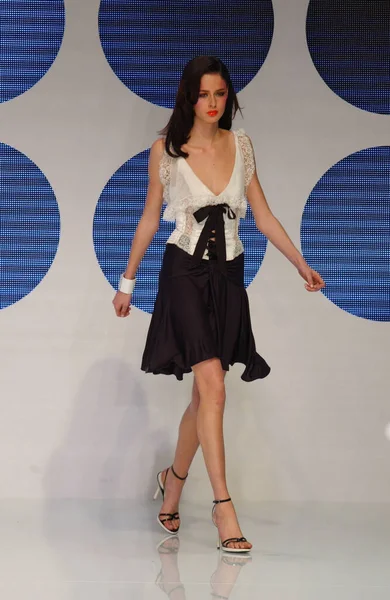 Paříž Francie 2003 Model Nicole Trunfio Přehlídka Módní Dráhy Valentino — Stock fotografie