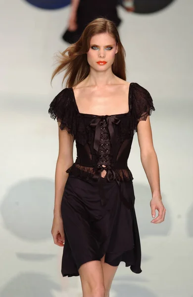 巴黎法国 2003年10月12日 2004年春季巴黎时装周期间 模特阿迪娜 Adina Fohlin 在巴黎举行了华伦天奴时装秀 — 图库照片