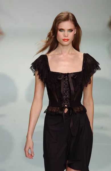 Parijs Frankrijk Oktober 2003 Model Adina Fohlin Walk Runway Fashion — Stockfoto