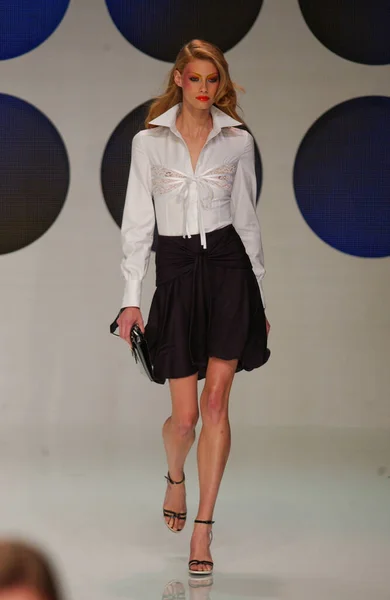 Παρισι Γαλλιασ Οκτωβριου 2003 Model Walk Runway Επίδειξη Μόδας Της — Φωτογραφία Αρχείου