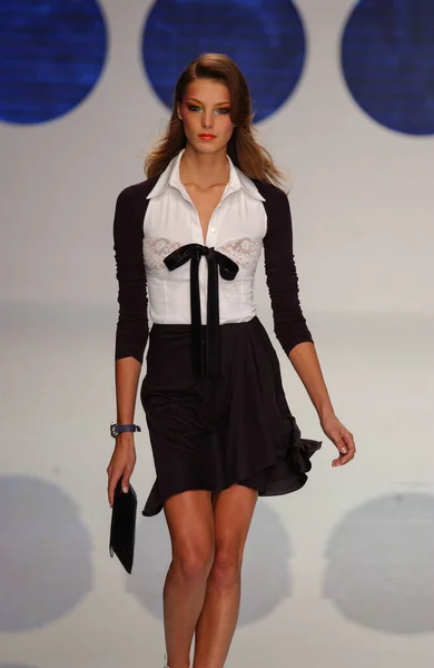 Paris France Outubro 2003 Modelo Daria Werbowy Desfile Moda Pista — Fotografia de Stock