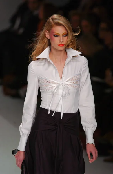 Paris Frankrike Oktober 2003 Modell Alyssa Sutherland Promenad Landningsbana Modevisning — Stockfoto