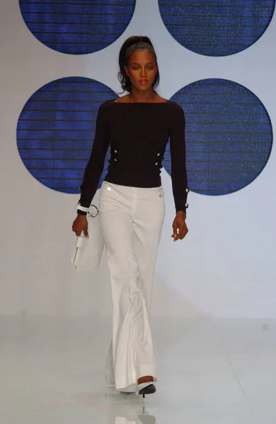 Parijs Frankrijk Oktober 2003 Model Naomi Campbell Walk Runway Fashion — Stockfoto