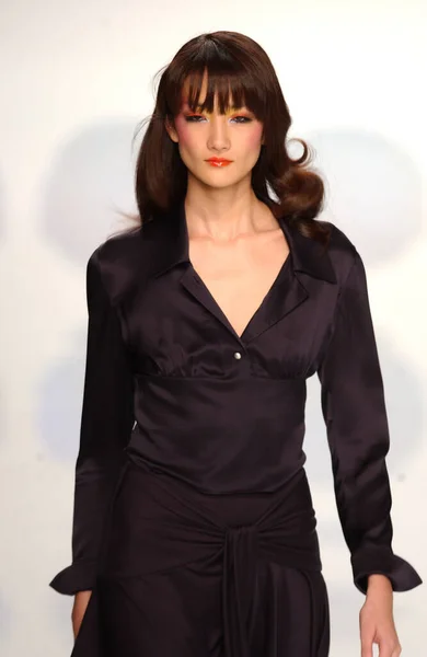パリフランス 2003年10月12日モデル富永愛は 2004年春夏パリのファッションウィーク中にバレンティーノ レディ ウェアコレクションのランウェイファッションショーを歩く — ストック写真