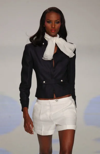 Paříž Francie Října 2003 Model Yasmin Warsame Walk Runway Fashion — Stock fotografie