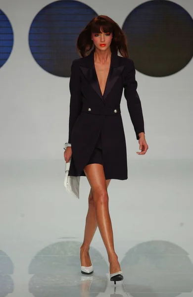 Paris Frankrike Oktober 2003 Modell Mariacarla Boscono Promenad Landningsbana Modevisning — Stockfoto