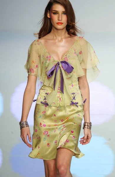 フランス 2003年10月12日モデル ユージニア ヴォロディナは 2004年春夏コレクションのランウェイファッションショー Valentino Ready Wear に参加しました — ストック写真