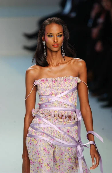 Париж Франция Октября 2003 Модель Ясмин Warsame Ходить Показ Модной — стоковое фото