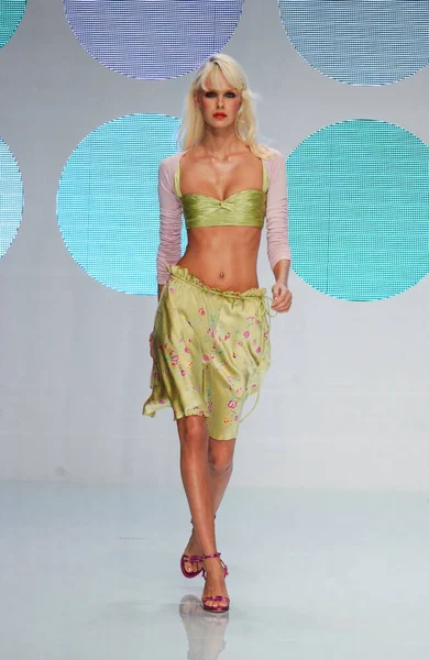 ARIS FRANCE - 10 Ekim 2004 Model Dewi Driegen Paris Bahar-2005 moda haftası boyunca Valentino Giymeye Hazır Moda Koleksiyonu defilesinin defilesini yürüttü. Paris,