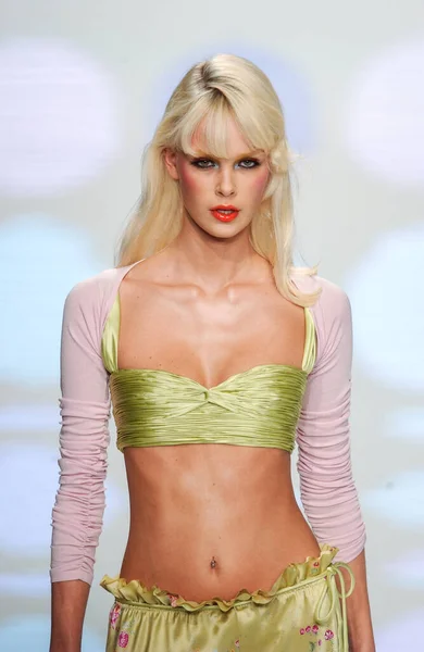 Aris Frankrijk Oktober 2004 Model Dewi Driegen Walk Runway Fashion — Stockfoto