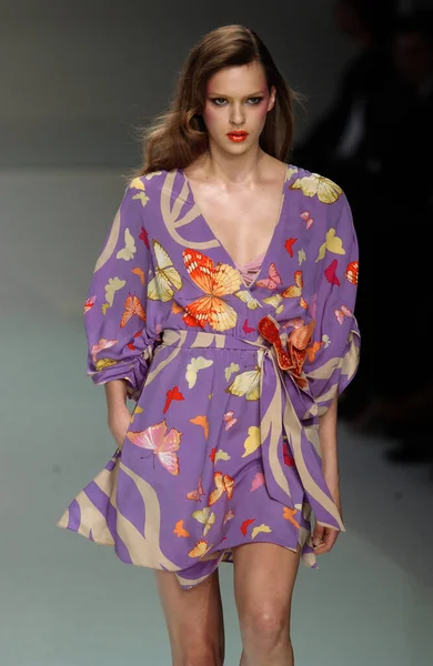 PARIS FRANCE - 12 Ekim 2003 Model Elise Crombez Valentino hazır giyim defilesinin defilesini Paris Yaz 2004 moda haftası boyunca izledi. Paris,