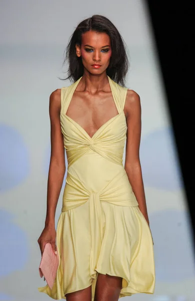 Paříž Francie 2003 Modelová Přehlídka Módní Dráhy Valentino Ready Wear — Stock fotografie