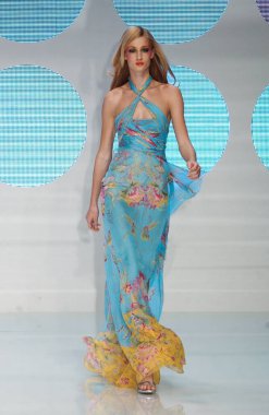 PARIS FRANCE - 12 Ekim 2003 Model Eva Riccobono podyum defilesi Valentino hazır giyim koleksiyonu Paris Baharı 2004 moda haftası boyunca. Paris,