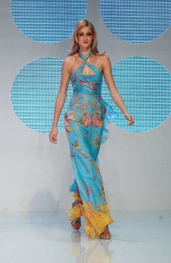 PARIS FRANCE - 12 Ekim 2003 Model Eva Riccobono podyum defilesi Valentino hazır giyim koleksiyonu Paris Baharı 2004 moda haftası boyunca. Paris,