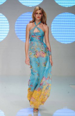 PARIS FRANCE - 12 Ekim 2003 Model Eva Riccobono podyum defilesi Valentino hazır giyim koleksiyonu Paris Baharı 2004 moda haftası boyunca. Paris,