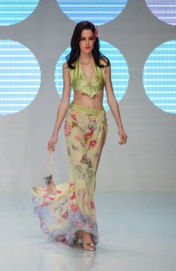 PARIS FRANCE - 12 Ekim 2003 Valentino hazır giyim defilesinin Model Yürüyüş defilesi defilesi Paris Yaz 2004 moda haftası boyunca. Paris,