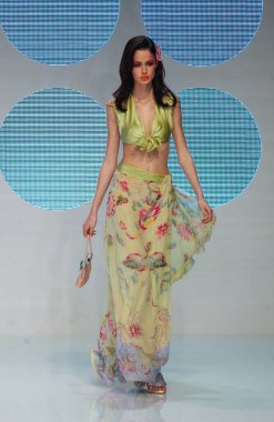 PARIS FRANCE - 12 Ekim 2003 Valentino hazır giyim defilesinin Model Yürüyüş defilesi defilesi Paris Yaz 2004 moda haftası boyunca. Paris,