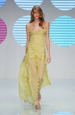 PARIS FRANCE - 12 Ekim 2003 Model Alyssa Sutherland Valentino hazır giyim defilesinin defilesini Paris Yaz 2004 moda haftası boyunca izledi. Paris,