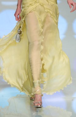 PARIS FRANCE - 12 Ekim 2003 Model Alyssa Sutherland Valentino hazır giyim defilesinin defilesini Paris Yaz 2004 moda haftası boyunca izledi. Paris,
