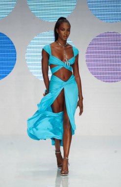 PARIS FRANCE - 12 Ekim 2003 Model Naomi Campbell, 2004 Yaz ayı Paris moda haftası boyunca Valentino Giymeye Hazır Moda Koleksiyonu defilesinin defilesi. Paris,