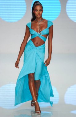 PARIS FRANCE - 12 Ekim 2003 Model Naomi Campbell, 2004 Yaz ayı Paris moda haftası boyunca Valentino Giymeye Hazır Moda Koleksiyonu defilesinin defilesi. Paris,