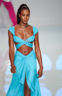 PARIS FRANCE - 12 Ekim 2003 Model Naomi Campbell, 2004 Yaz ayı Paris moda haftası boyunca Valentino Giymeye Hazır Moda Koleksiyonu defilesinin defilesi. Paris,