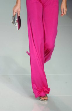 PARIS FRANCE - 12 Ekim 2003 Model Julia Stegner, 2004 Yaz ayının Paris moda haftası boyunca Valentino Giymeye Hazır Moda Koleksiyonu 'nun defilesi için sahne arkasına hazırlanıyor. Paris,