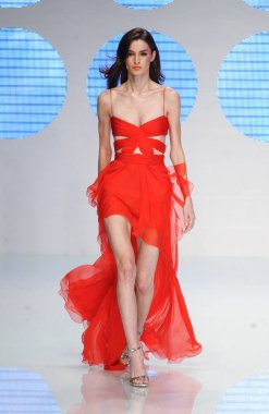 PARIS FRANCE - 12 Ekim 2003 Model Amanda Moore, 2004 Yaz ayı Paris moda haftası boyunca Valentino Giymeye Hazır Moda Koleksiyonu defilesinin defilesini yürüttü. Paris,