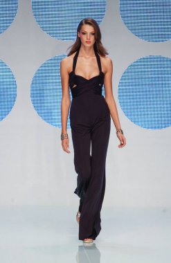 PARIS FRANCE - 12 Ekim 2003 Model Daria Werbowy, 2004 Yaz ayı Paris moda haftası boyunca Valentino Hazır Giyin defilesinin defilesini yürüttü. Paris,