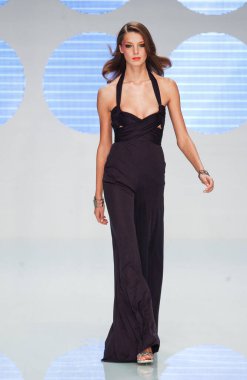 PARIS FRANCE - 12 Ekim 2003 Model Daria Werbowy, 2004 Yaz ayı Paris moda haftası boyunca Valentino Hazır Giyin defilesinin defilesini yürüttü. Paris,