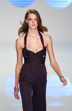 PARIS FRANCE - 12 Ekim 2003 Model Daria Werbowy, 2004 Yaz ayı Paris moda haftası boyunca Valentino Hazır Giyin defilesinin defilesini yürüttü. Paris,