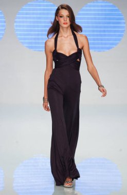 PARIS FRANCE - 12 Ekim 2003 Model Daria Werbowy, 2004 Yaz ayı Paris moda haftası boyunca Valentino Hazır Giyin defilesinin defilesini yürüttü. Paris,