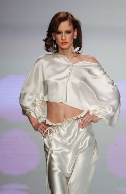 PARIS FRANCE - 12 Ekim 2003 Model Natasa Vojnoviç, Paris Baharı 2004 moda haftası boyunca Natasa Vojnoviç 'in hazır giyim defilesinin defilesini yürüttü. Paris,