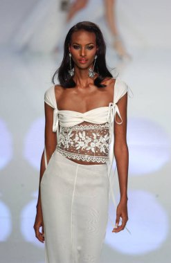 PARIS FRANCE - 12 Ekim 2003 Valentino hazır giyim defilesinin Model Yürüyüş defilesi defilesi Paris Yaz 2004 moda haftası boyunca. Paris,