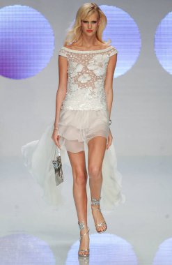 PARIS FRANCE - 12 Ekim 2003 Modeli Malin Persson 2004 yazında Paris Baharı moda haftası boyunca Valentino Giymeye Hazır Moda Koleksiyonu için sahne arkasına hazırlanıyor. Paris,