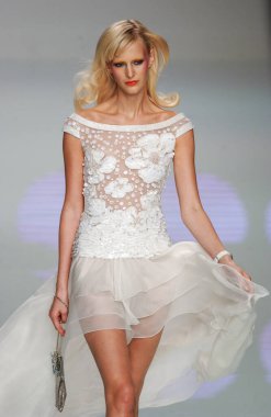 PARIS FRANCE - 12 Ekim 2003 Modeli Malin Persson 2004 yazında Paris Baharı moda haftası boyunca Valentino Giymeye Hazır Moda Koleksiyonu için sahne arkasına hazırlanıyor. Paris,