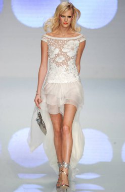 PARIS FRANCE - 12 Ekim 2003 Modeli Malin Persson 2004 yazında Paris Baharı moda haftası boyunca Valentino Giymeye Hazır Moda Koleksiyonu için sahne arkasına hazırlanıyor. Paris,