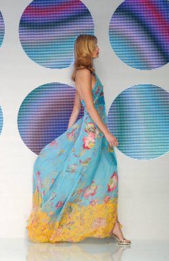 PARIS FRANCE - 12 Ekim 2003 Valentino hazır giyim defilesinin Model Yürüyüş defilesi defilesi Paris Yaz 2004 moda haftası boyunca. Paris,