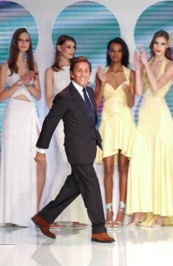 PARIS FRANCE - 12 Ekim 2003, Valentino Garavani yürüyüş pisti Valentino hazır giyim koleksiyonu Paris Baharı 2004 moda haftası boyunca. Paris,