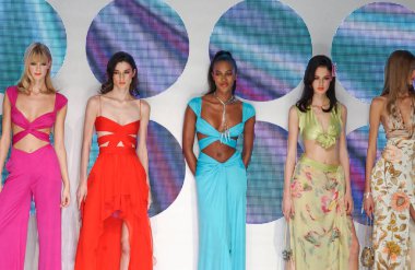 PARIS FRANCE - 12 Ekim 2003 Modeller, 2004 yazında Paris Baharı moda haftası boyunca Valentino Giymeye Hazır Moda Koleksiyonu 'nun podyum defilesi finalinde yürüdüler. Paris,