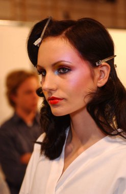 PARIS FRANCE - 12 Ekim 2003 Model Agnese, Paris Yaz 2004 moda haftası boyunca Valentino Hazır Moda Koleksiyonu yürüyüş defilesi. Paris,