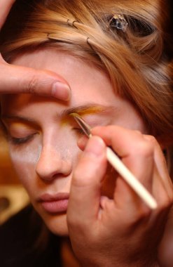 PARIS FRANCE - 12 Ekim 2003 Model Julia Stegner, 2004 Yaz ayının Paris moda haftası boyunca Valentino Giymeye Hazır Moda Koleksiyonu 'nun defilesi için sahne arkasına hazırlanıyor. Paris,