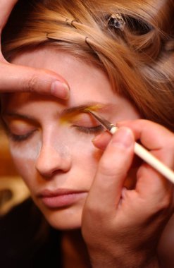 PARIS FRANCE - 12 Ekim 2003 Model Julia Stegner, 2004 Yaz ayının Paris moda haftası boyunca Valentino Giymeye Hazır Moda Koleksiyonu 'nun defilesi için sahne arkasına hazırlanıyor. Paris,