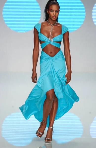 Parijs Frankrijk Oktober 2003 Model Naomi Campbell Walk Runway Fashion — Stockfoto