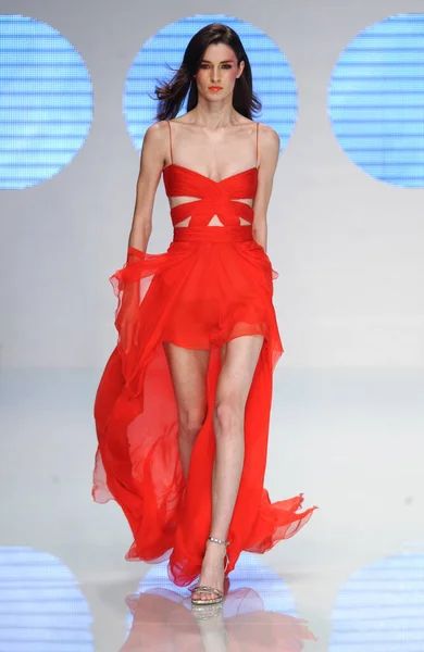フランス 2003年10月12日モデル アマンダ ムーア2004年春夏コレクションのランウェイファッションショー Valentino Ready Wear — ストック写真