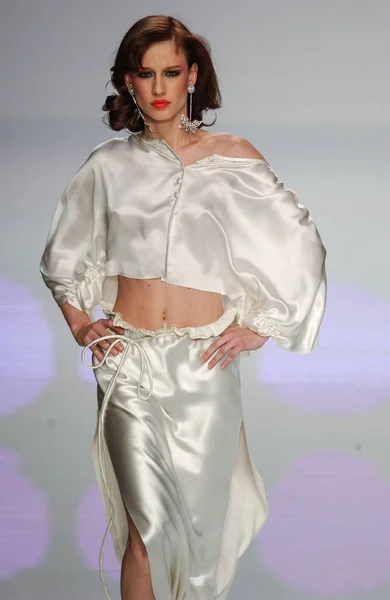 Παρισι Γαλλιασ Οκτωβριου 2003 Model Natasa Vojnovic Walk Runway Fashion — Φωτογραφία Αρχείου