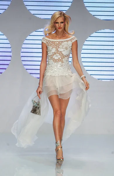PARIS FRANCE - 12 Ekim 2003 Modeli Malin Persson 2004 yazında Paris Baharı moda haftası boyunca Valentino Giymeye Hazır Moda Koleksiyonu için sahne arkasına hazırlanıyor. Paris,