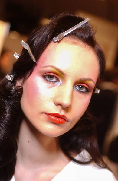 巴黎法国 2003年10月12日 2004年春季巴黎时装周期间 模特儿阿格尼塞参加了瓦伦蒂诺时装秀 — 图库照片