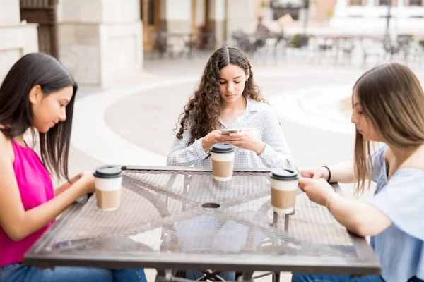 Grupp Tre Flickor Dricka Kaffe Gatan Café Och Uppdatera Sociala — Stockfoto